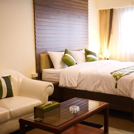 Triple 8 Inn Bangkok Extérieur photo