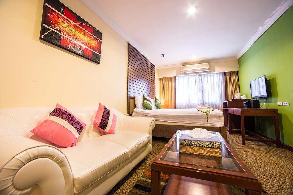 Triple 8 Inn Bangkok Extérieur photo