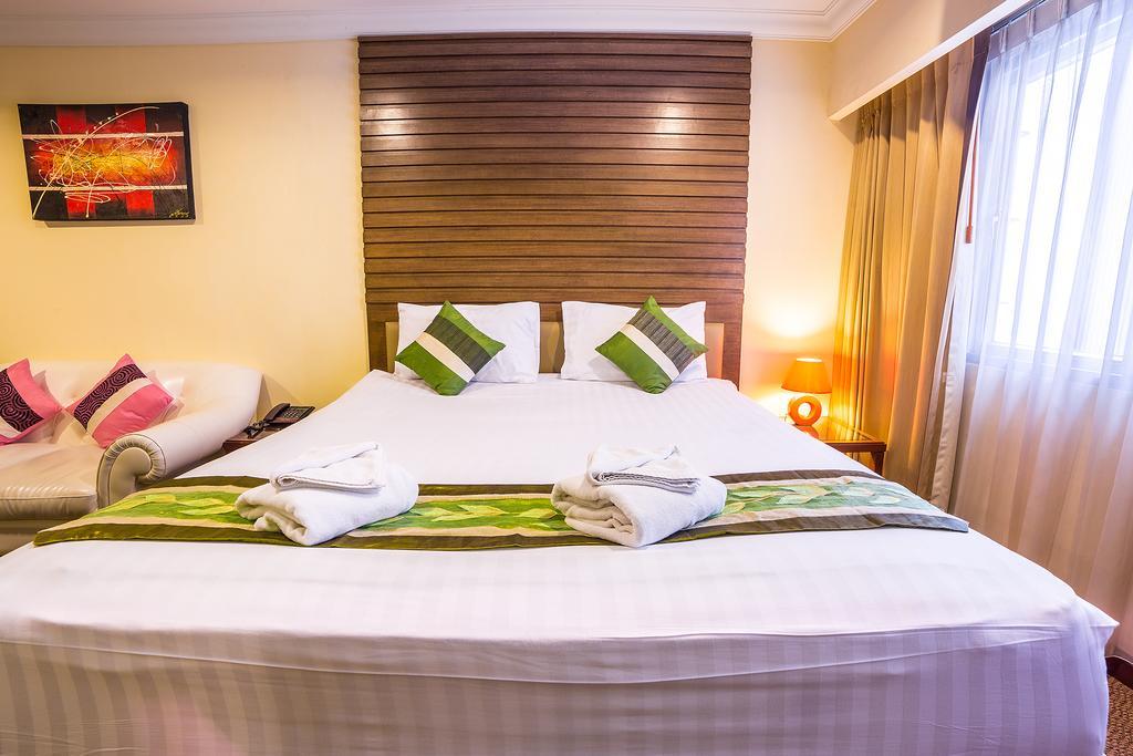 Triple 8 Inn Bangkok Extérieur photo