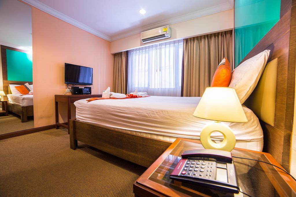 Triple 8 Inn Bangkok Extérieur photo