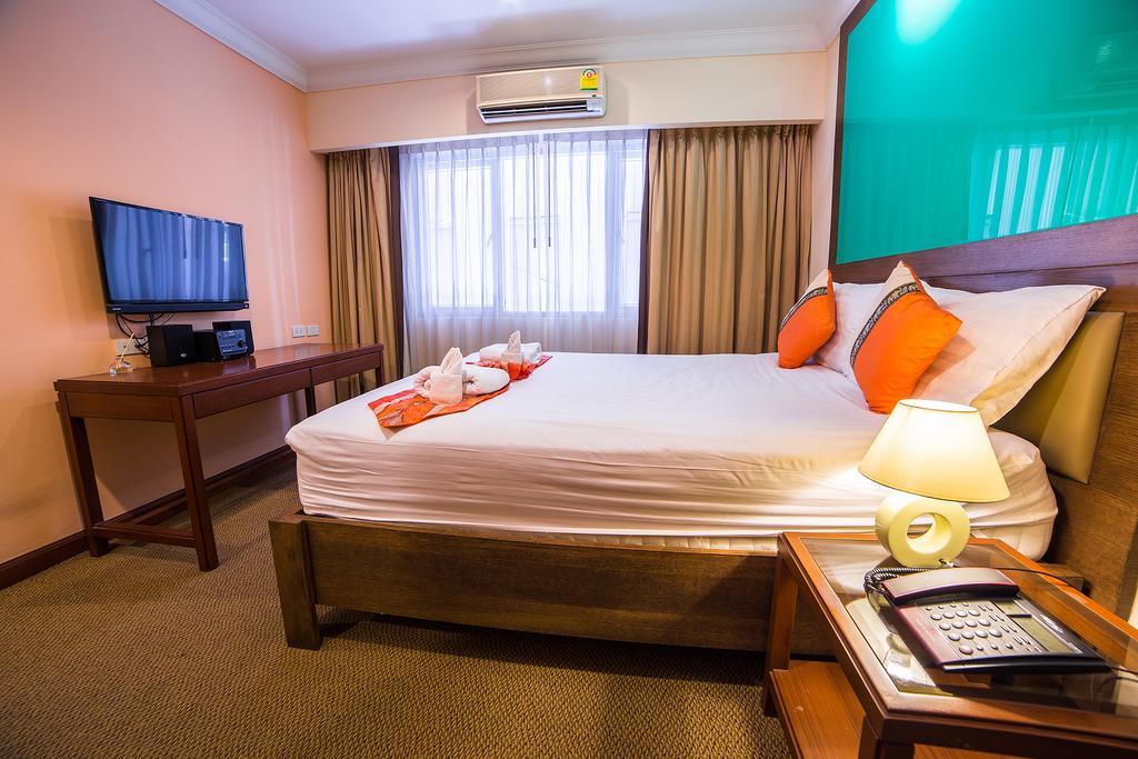 Triple 8 Inn Bangkok Extérieur photo